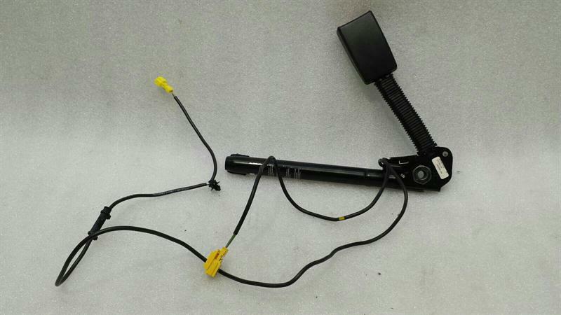 Mercedes-Benz CLS (C219) Mercedes CLS W219 right seatbelt tensioner A2118602069 belt tensioner front right Body type: Saloon
Fuel: Petrol