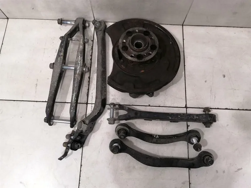 Mercedes W219 CLS55 AMG Left Rear Hub A2113504508 Wheel Bearing Housing Rear Left