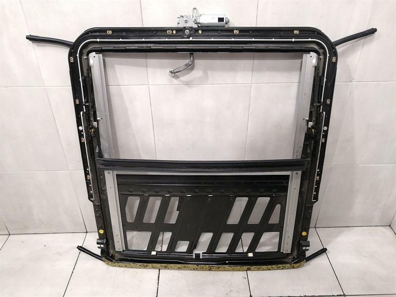 Mercedes-Benz CLS (C219) Mercedes CLS W219 Sunroof Frame A2197800329 Sliding Roof Frame Body type: Saloon
Fuel: Petrol