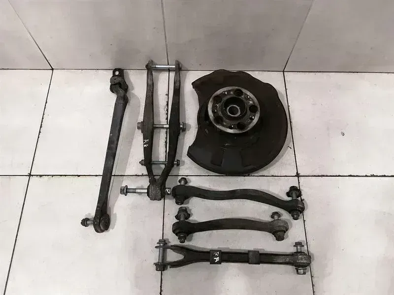 Mercedes-Benz CLS (C219) Mercedes CLS55 AMG W219 Right Rear Hub A2113504608 Wheel Bearing Housing Rear Right Body type: Saloon
Fuel: Petrol