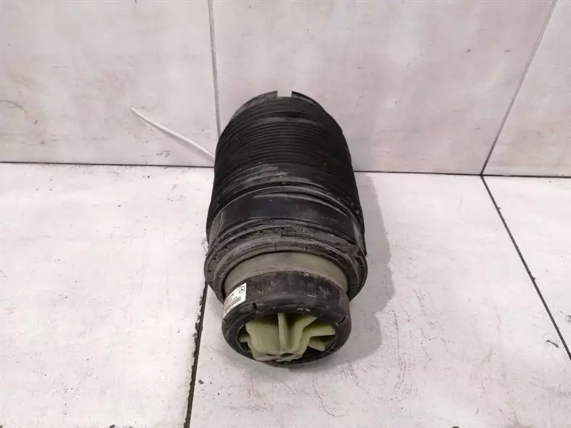 Mercedes-Benz A (W176) Mercedes E W212 rear airmatic air spring A2123200825 air suspension rear right Body type: Saloon
Fuel: Petrol