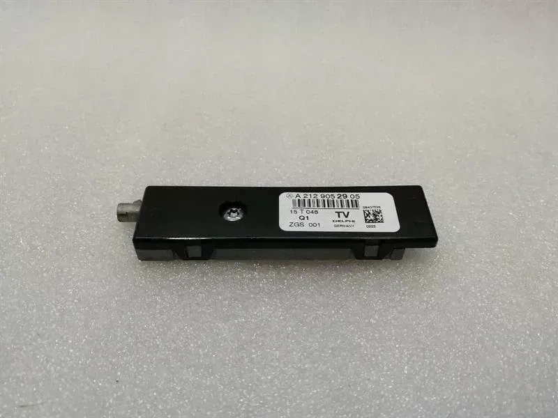 Mercedes-Benz A (W176) Mercedes CLS W218 W212 Aerial / Antenna A2129052905 Antenna Body type: Saloon
Fuel: Petrol
