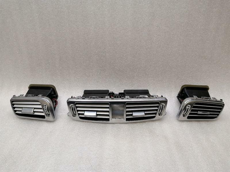 Mercedes-Benz CLS (C218) Mercedes CLS W218 air vent set A2188300754 ventilation nozzle ventilation grille set Body type: Saloon
Fuel: Petrol