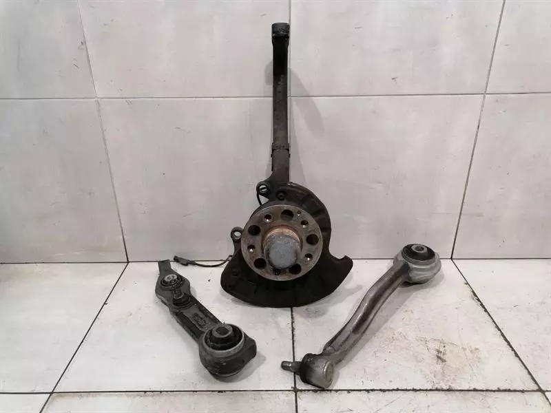 Mercedes-Benz C (W203) Right Front Hub Mercedes E55 AMG W211 Right Front Hub A23033004...