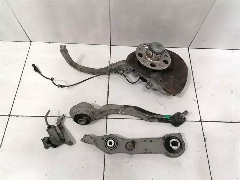 Mercedes-Benz C (W203) Right Front Hub Mercedes E55 AMG W211 Right Front Hub A23033004...
