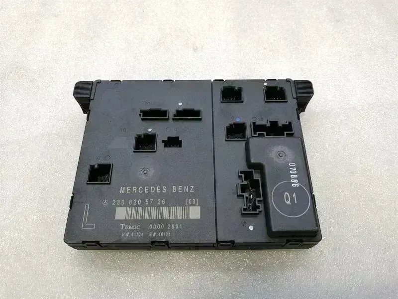 Mercedes-Benz A (W169) Mercedes SL R230 left door module A2308205726 door control unit left Body type: Convertible
Fuel: Petrol