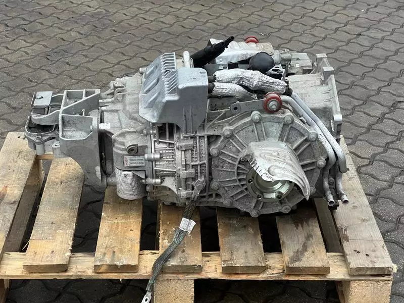 Audi R8 Audi R8 4S RWS Rear Wheel Drive S-Tronic Gearbox SWB Gearbox 0BZ300045T Body type: Coupe
Fuel: Petrol