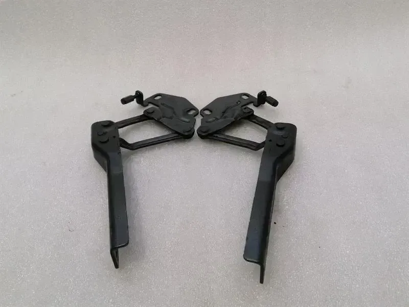 Audi R8 Audi R8 Type 42 V10 5.2 Spyder Bonnet Hinge Set 420823326 Hood Hinge Set Body type: Convertible
Fuel: Petrol