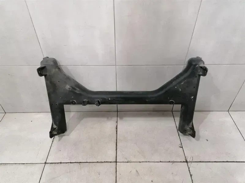 Audi R8 Audi R8 Type 42 V10 5.2 Spyder Subframe Rear 420814285C Axle Frame Rear Axle Body type: Convertible
Fuel: Petrol