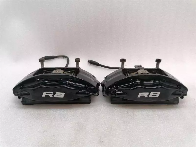 Audi R8 Audi R8 Type 42 V10 5.2 Spyder brake caliper rear set 420615408 brake caliper Body type: Convertible
Fuel: Petrol