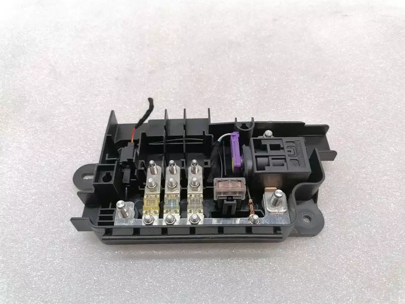 Audi R8 Audi R8 Type 42 V10 5.2 Spyder Fuse Box 4F0915519 Fuse Box Body type: Convertible
Fuel: Petrol