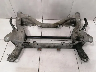 Mercedes C Klasa W204 Belka pomocnicza przednia A2046281057 Wspornik osi przedniej