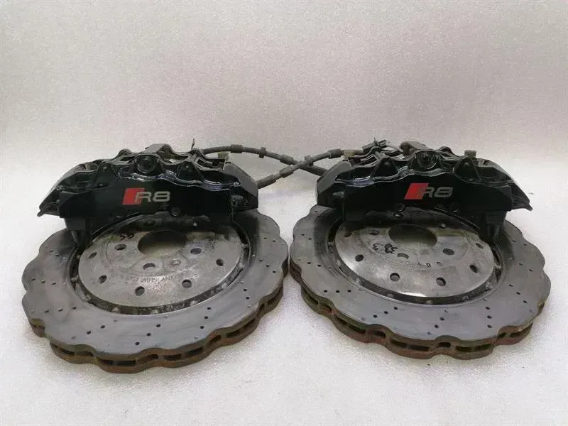 Audi R8 Audi R8 4S V10 RWD brake caliper front set 4S0615105AA brake caliper front set Body type: Coupe
Fuel: Petrol