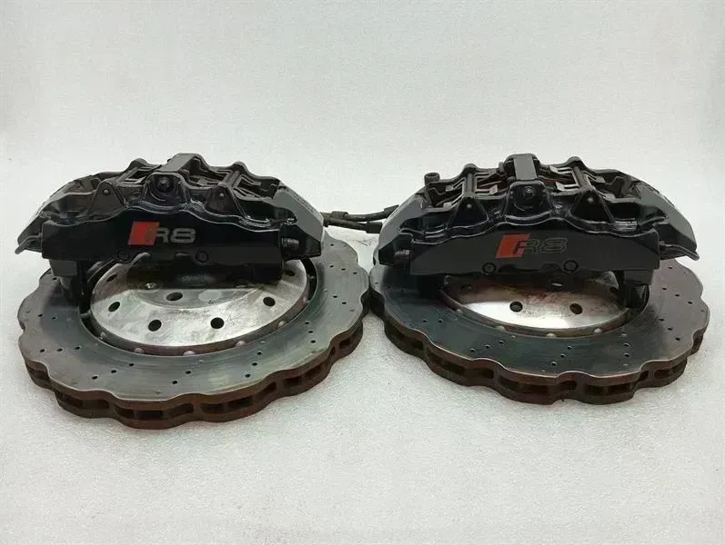 Audi R8 AUDI R8 TYPE 42 V10 5.2 SPYDER BRAKE CALIPER 420615106J FRONT SET BRAKE CALIPER Body type: Convertible
Fuel: Petrol