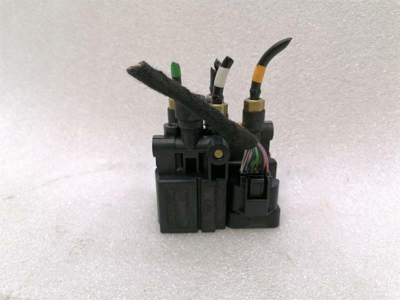 Land Rover Range Rover Sport (L494) Land Rover Range Rover Sport L494 Air suspension valve CPLA-5B710-BC valve block Body type: SUV
Fuel: Petrol