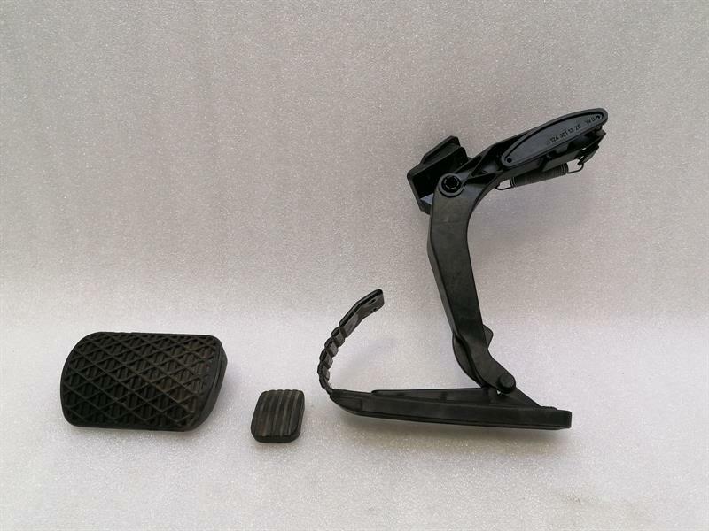 Mercedes-Benz 280SL - 600SL / SL (R129) Mercedes SL R129 gas pedal A1293010920 accelerator pedal Body type: Convertible
Fuel: Petrol