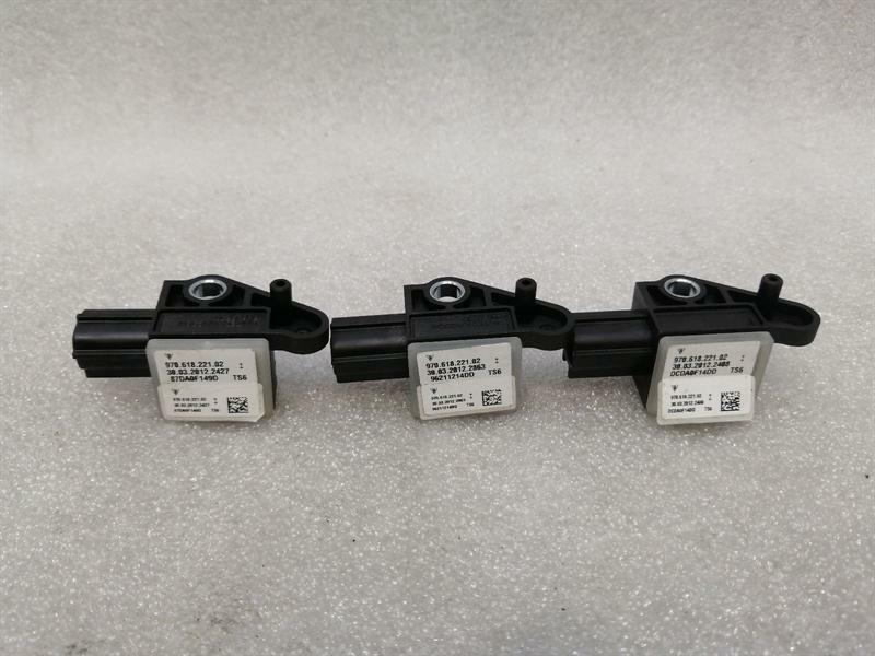 Porsche Panamera Porsche Panamera 970 crash sensor set of 3 97061822102 impact sensor SRS set Body type: Saloon
Fuel: Petrol