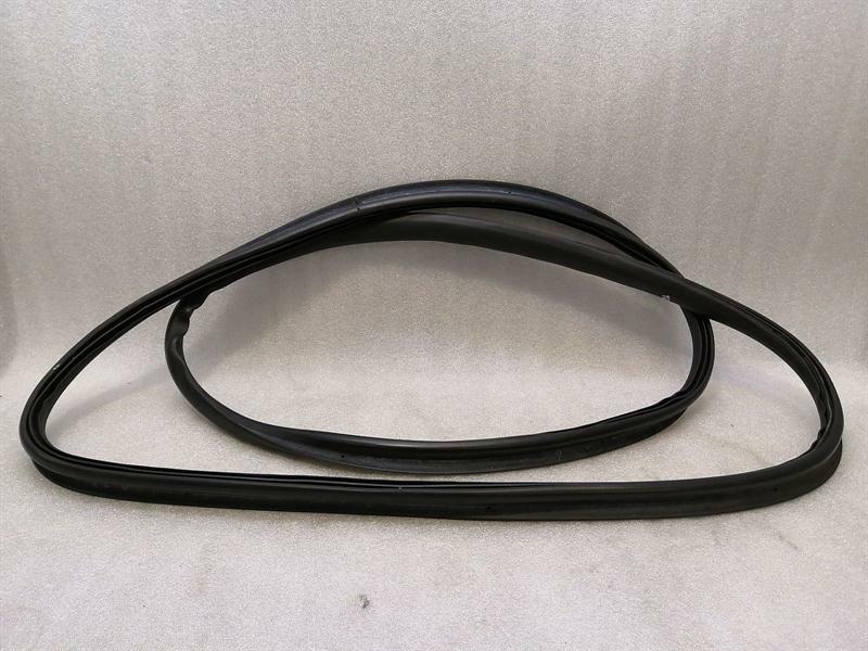 Porsche Panamera Porsche Panamera 970 Boot Lid Seal 97051261102 Tailgate Seals Body type: Saloon
Fuel: Petrol