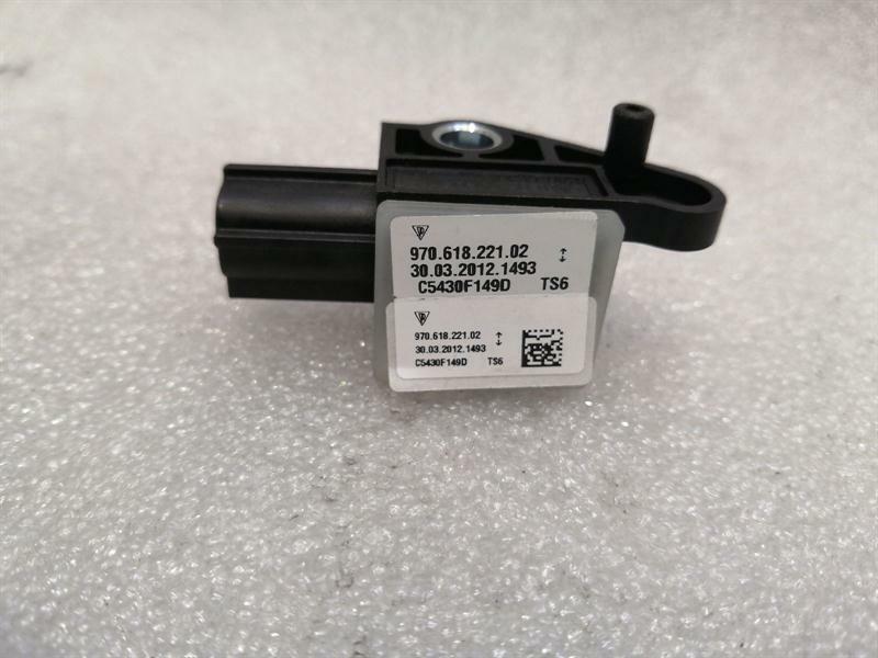 Porsche Panamera Porsche Panamera 970 crash sensor 97061822102 impact sensor SRS Body type: Saloon
Fuel: Petrol