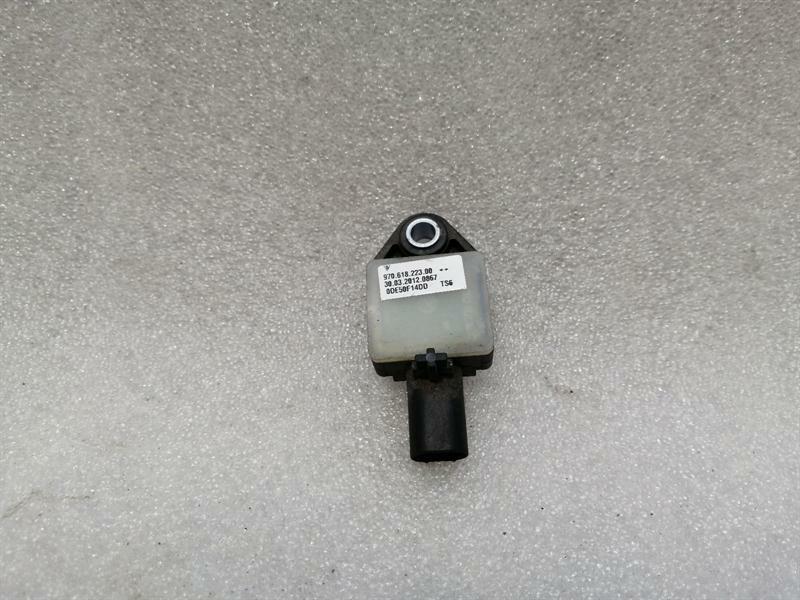 Porsche Panamera Porsche Panamera 970 crash sensor 97061822300 impact sensor SRS Body type: Saloon
Fuel: Petrol