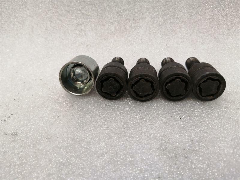 Porsche Panamera Porsche Panamera 970 Wheel Lock Bolts Set of 4 Lock Set KIT Body type: Saloon
Fuel: Petrol