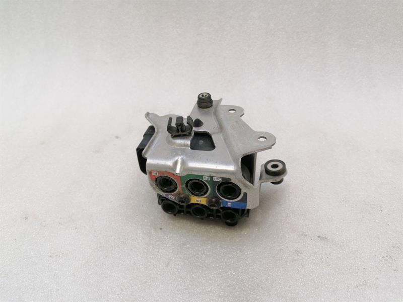 Porsche Cayenne Porsche Cayenne 958 92a Air Suspension Valve 13-1524-00272 Valve Block Body type: SUV
Fuel: Petrol