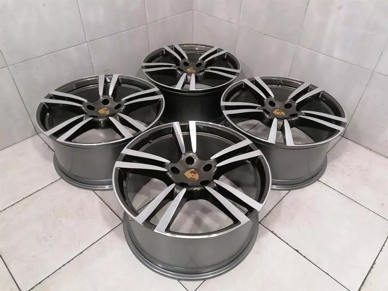 Porsche Cayenne R21 PORSCHE CAYENNE 958 92A Alloy Wheel SET 7P5601025M Alloy Rim SET TURBO Body type: SUV
Fuel: Petrol