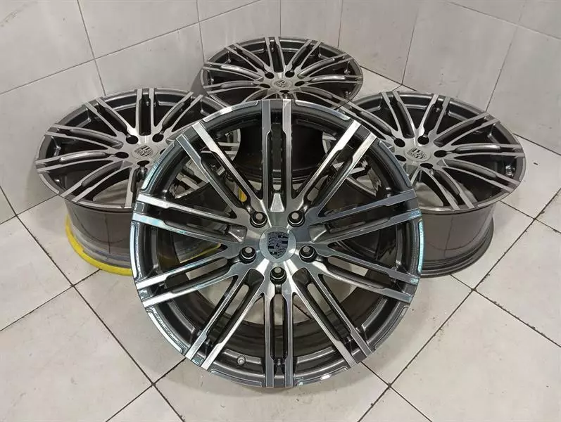Porsche Cayenne Genuine Porsche 21 Inch Cayenne 958 92A Alloy Wheel 7P5601025AE Alloy Wheel SET Body type: SUV
Fuel: Petrol