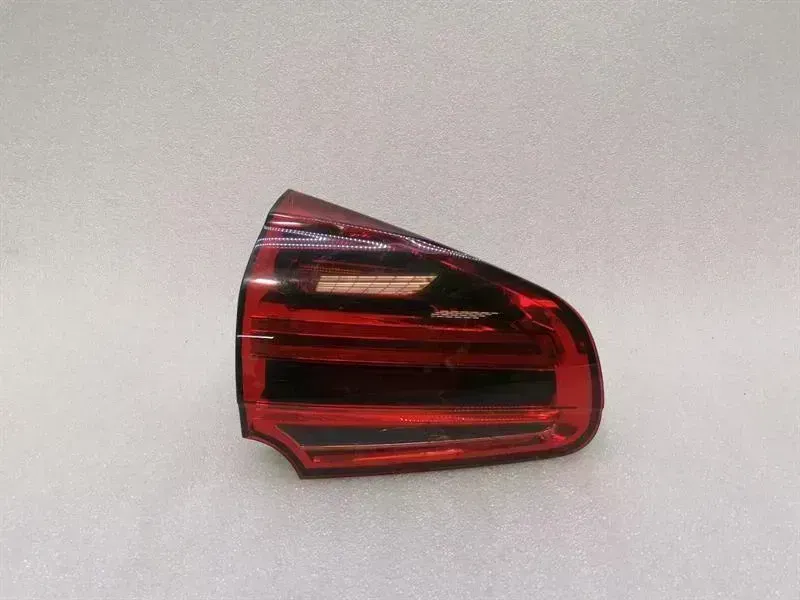 Porsche Cayenne Porsche Cayenne 958 92A left rear light 7P5945307F faulty rear light Body type: SUV
Fuel: Petrol