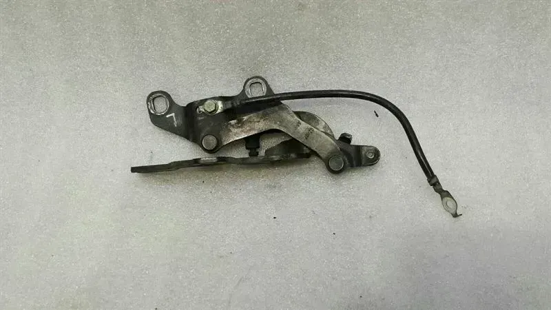 BMW 1 (E81 / E82 / E87 / E88) BMW 1 Series E87 Bonnet Hinge LHS 7060559 Bonnet Hinge Left Body type: Hatchback
Fuel: Petrol