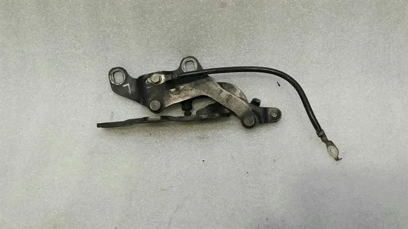 BMW 1 Series E87 Bonnet Hinge LHS 7060559 Bonnet Hinge Left