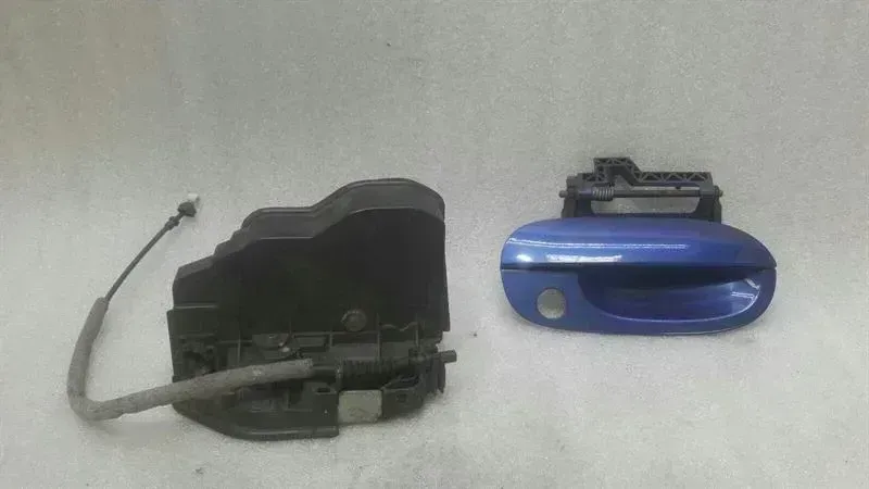 BMW Z4 (E85 / E86) BMW Z4 E85 E86 RHD right door lock handle 7202144 right handlebar Body type: Convertible
Fuel: Petrol