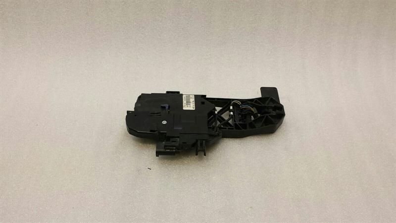 Mercedes-Benz A (W169) Mercedes S-class W221 front left handle carrier A2217600534 door handle carrier VL Body type: Saloon
Fuel: Petrol