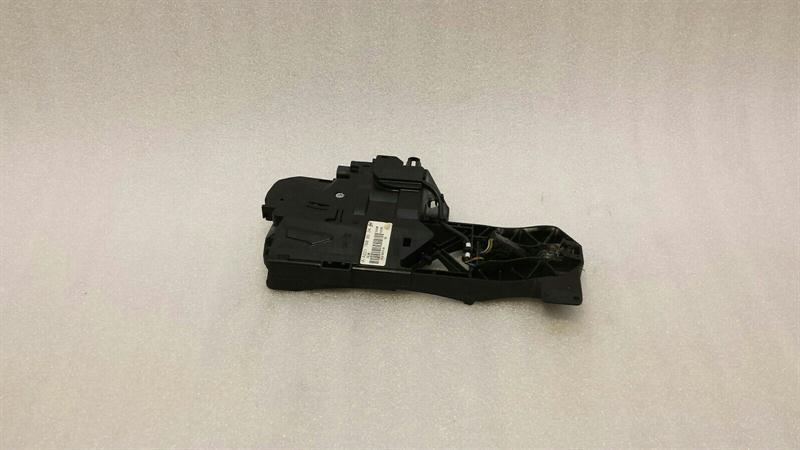 Mercedes-Benz A (W169) Mercedes S-Class W221 Front Right Handle Carrier A2217600634 Door Handle Carrier Front Body type: Saloon
Fuel: Petrol
