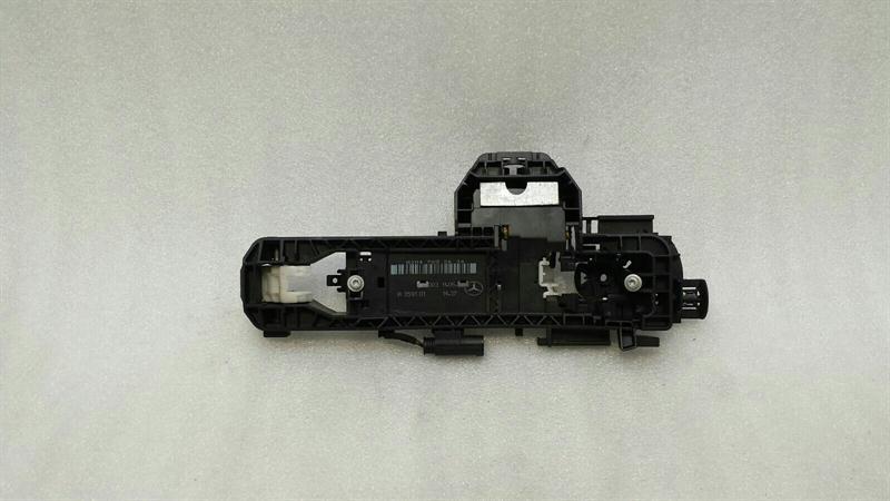 Mercedes-Benz A (W176) Mercedes E Class W212 Front Right Handle Carrier A2047602634 Interior Door Handle Body type: Saloon
Fuel: Petrol