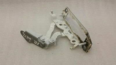 Mercedes E klases W212 motora pārsega eņģe RHS A2048800228 pārsega eņģe pa labi