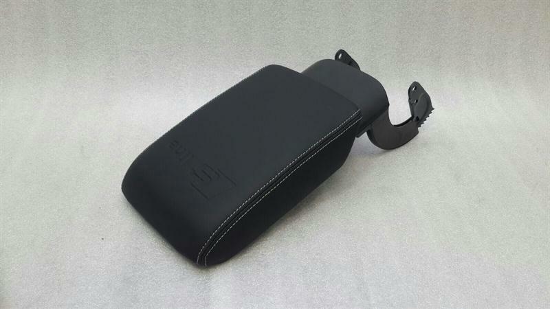 Audi A4 (B8) Audi RS4 S4 A4 8K armrest middle armrest armrest leather leather crest Body type: Estate
Fuel: Petrol