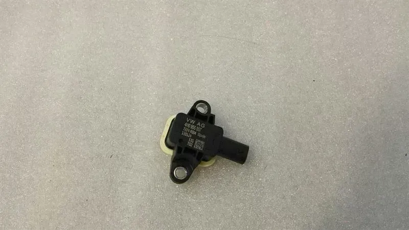 Audi A6 (C7) Audi A6 4G crash sensor 4H0955557 impact sensor Body type: Saloon
Fuel: Diesel