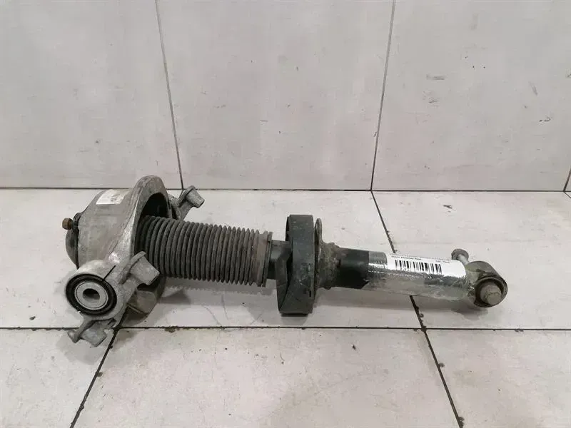 Porsche Cayenne Porsche Cayenne 958 92A shock absorber rear 95833305100 shock absorber rear Body type: SUV
Fuel: Diesel