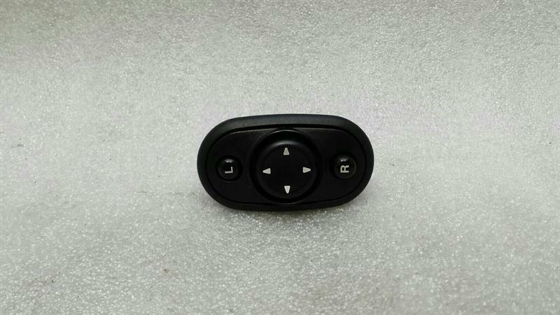 Dodge Viper Dodge Viper SRT-10 8.3 Mirror Switch 04608505AC Exterior Mirror Switch Knob Body type: Convertible
Fuel: Petrol