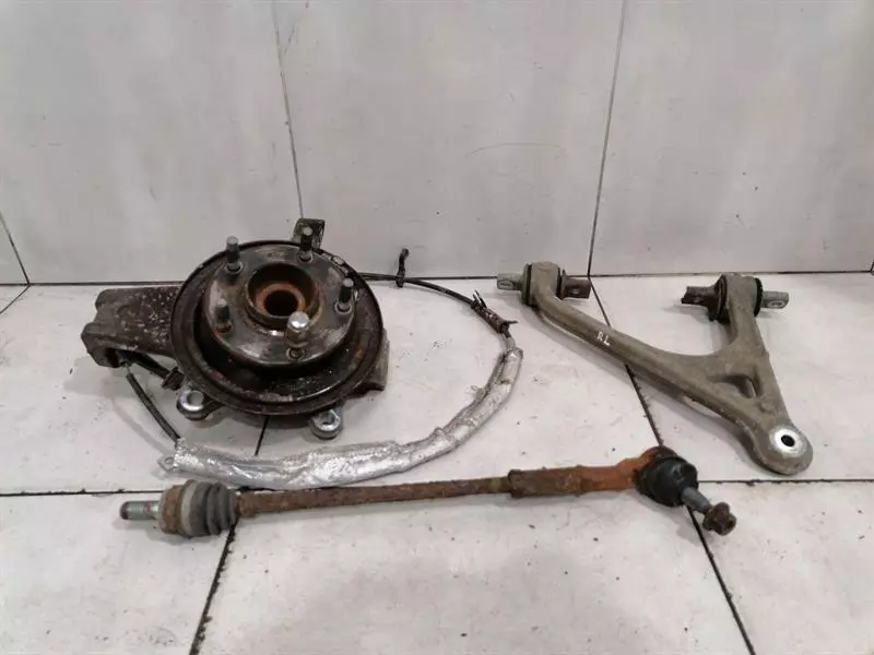 Chevrolet Corvette (C6) Chevrolet Corvette C6 Z06 Left Rear Hub 88965638 Wheel Bearing Case Rear Left Body type: Coupe
Fuel: Petrol