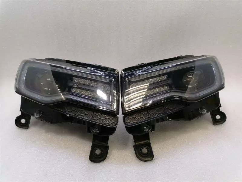 Jeep Grand Cherokee (WK) JEEP GRAND CHEROKEE WK2 MK4 SRT8 Head Light 68142493AF Headlights FACELIFT Body type: SUV
Fuel: Petrol