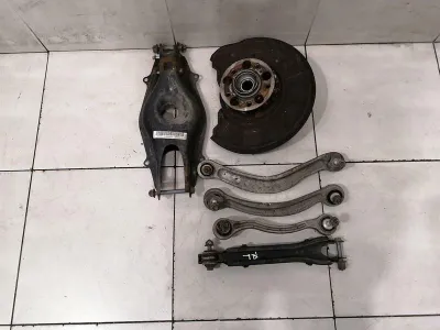 Boîtier de roulement de roue arrière gauche pour Mercedes Classe C W204 AMG RLH A2043503108