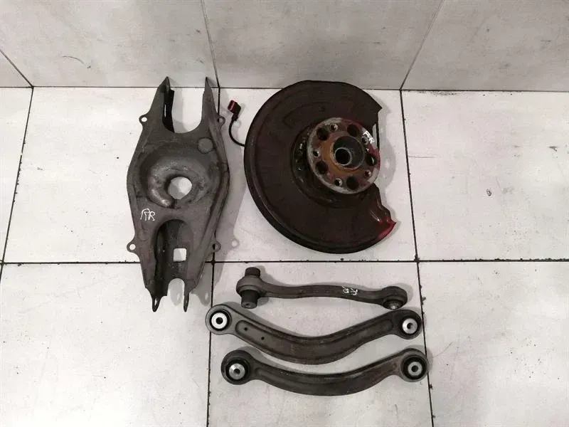 Mercedes-Benz A (W169) Mercedes C Class W204 C63 AMG RRH Hub A2043503208 Wheel Bearing Housing Rear Right Body type: Saloon
Fuel: Petrol