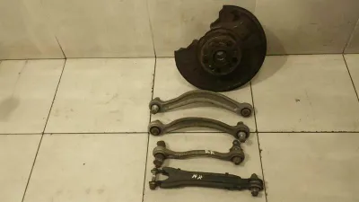 MERCEDES C63 AMG W204 FAHRWERK A2043503208 Radlagergehäuse Hinten Rechts Achse