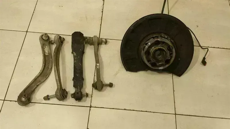 Mercedes-Benz CLS (C219) Mercedes CLS W218 Right Rear Hub A2123500241 Wheel Bearing Housing Rear Right AMG Body type: Saloon
Fuel: Petrol