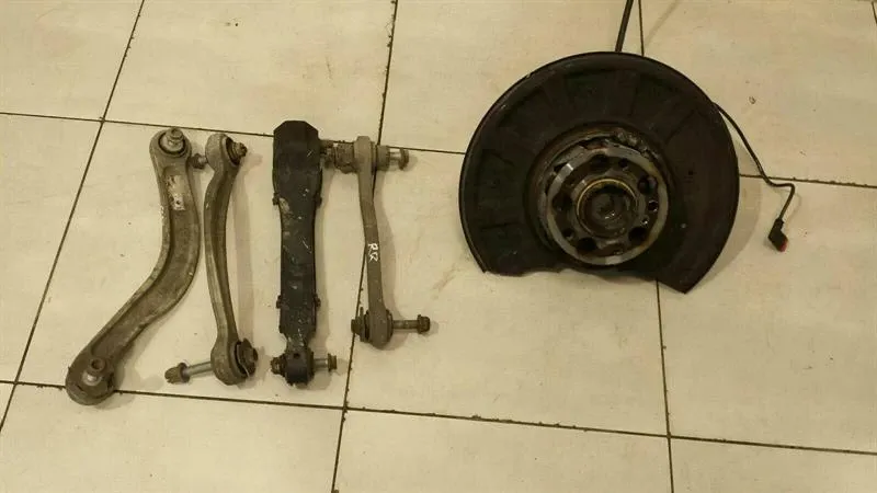 Mercedes CLS W218 Right Rear Hub A2123500241 Wheel Bearing Housing Rear Right AMG