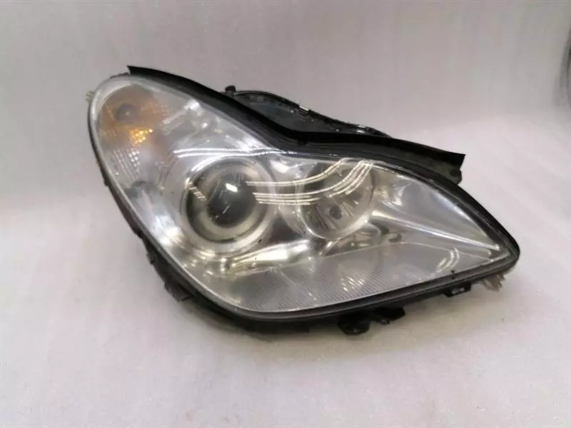 Mercedes-Benz CLS (C219) Mercedes CLS W219 Right Headlight A2198204461 Headlight Right Body type: Saloon
Fuel: Petrol
