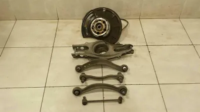 Mercedes W212 Lewa tylna piasta A2123502108 Obudowa łożyska koła tylnego lewego komplet AMG