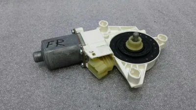 Mercedes ML W164 Silnik szyby przednich prawych drzwi A2518200842 Silnik podnośnika szyby